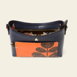 Carrymin Crossbody - Navy Puzzle Flower -Orla Kiely Sales Store 24SELLE833 4110 CarryminCrossbody NavyPuzzleFlowerEmblem4