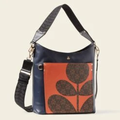 Carrymax Bucket Bag - Navy Puzzle Flower -Orla Kiely Sales Store 24SELLE835 4110 CarrymaxBucketBag NavyPuzzleFlowerEmblem2 scaled