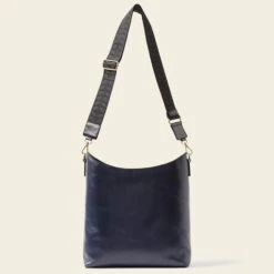 Carrymax Bucket Bag - Navy Puzzle Flower -Orla Kiely Sales Store 24SELLE835 4110 CarrymaxBucketBag NavyPuzzleFlowerEmblem3 scaled