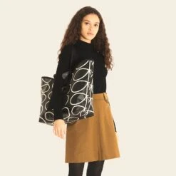 Carryall Basic Large Tote - Linear Stem Liquorice -Orla Kiely Sales Store Orla AW21 Model 21AELIN204 0040 Midi Crossbody Linear Stem Liquorice 6
